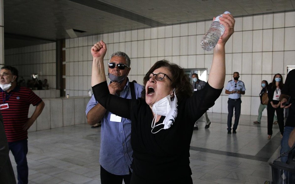Ημέρα δικαίωσης για την Μάγδα Φύσσα. Η Μάγδα Φύσσα λίγα λεπτά μετά την ανακοίνωση της απόφασης του δικαστηρίου και την καταδίκη της Χρυσής Αυγής