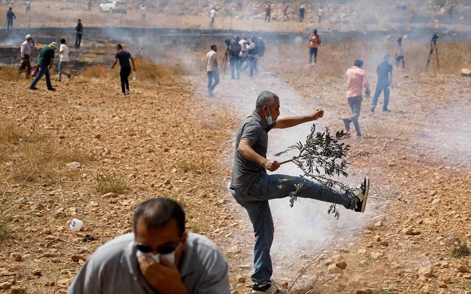 Ένταση στην Δυτική Όχθη. Παλαιστίνιοι διαδηλωτές αντιδράνε στην ρίψη χημικών από τις ισραηλινές δυνάμεις κατα την διάρκεια διαμαρτυρίας στην Δυτική Όχθη