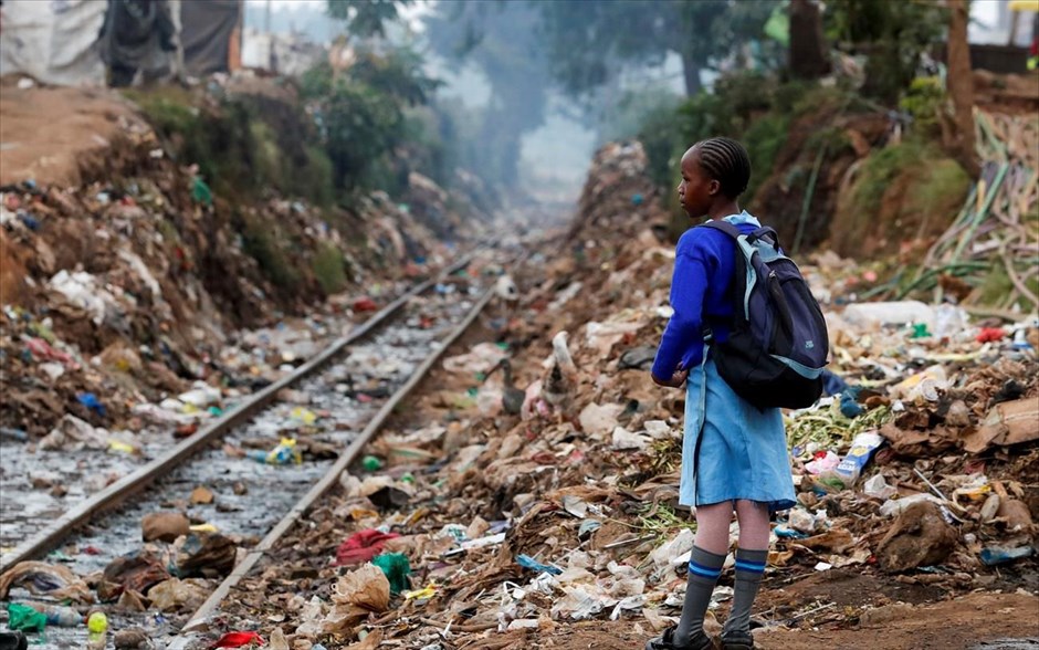 Δρόμος προς την μάθηση. Μαθήτρια δίπλα στη σιδηροδρομική γραμμή Κένυας-Ουγκάντα ​​κατά τη μερική επαναλειτουργία των σχολείων στη Ναϊρόμπι, Κένυα