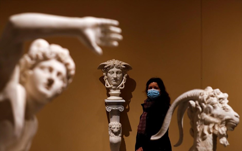 Η τέχνη συναντά τον Κορωνοϊό. Τα "Torlonia Marbles" εκτίθενται κατά τη διάρκεια έκθεσης στη Ρώμη, Ιταλία