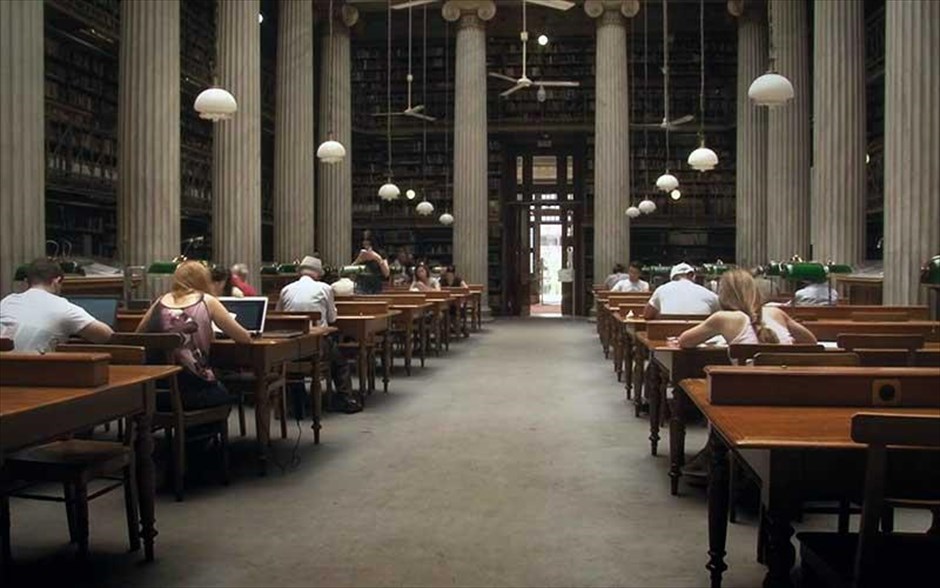 Μεταφορά. Το παλιό κτήριο της Εθνικής Βιβλιοθήκης της Ελλάδας δεσπόζει στο κέντρο της Αθήνας, με τους νεοκλασικούς του κίονες να προσπαθούν να θυμίζουν τη χρυσή εποχή του Περικλή και των αρχαίων σοφών. Ελάχιστοι από τους κατοίκους της πόλης φαίνεται να ενδιαφέρονται γι’ αυτήν.&nbsp;