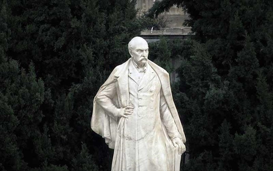 Μεταφορά. Το παλιό κτήριο της Εθνικής Βιβλιοθήκης της Ελλάδας δεσπόζει στο κέντρο της Αθήνας, με τους νεοκλασικούς του κίονες να προσπαθούν να θυμίζουν τη χρυσή εποχή του Περικλή και των αρχαίων σοφών. Ελάχιστοι από τους κατοίκους της πόλης φαίνεται να ενδιαφέρονται γι’ αυτήν.&nbsp;