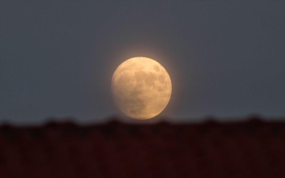Ανατολή σελήνης. Το φεγγάρι ανατέλει πάνω από την πόλη των Τρικάλων, Ελλάδα