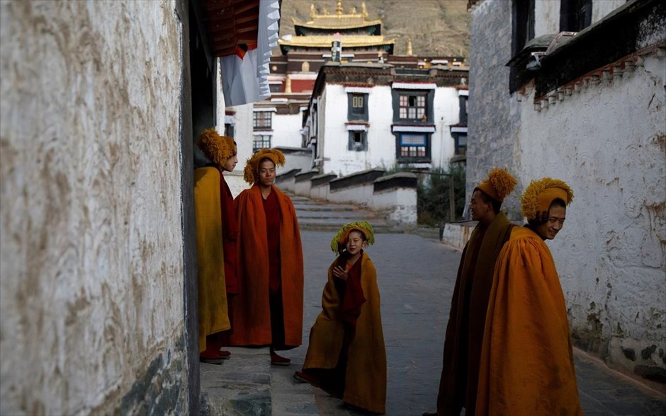 Περιοδεία μοναχών . Οργανωμένη, από την κυβέρνηση της Κίνας, περιοδεία μοναχών στην αυτόνομη περιοχή του Θιβέτ, Κίνα