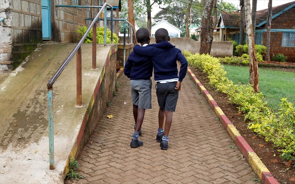 Αγκαλιά σιγουριάς. Δύο μαθητές με προβλήματα όρασης περπατάνε αγκαλιά για να είναι σίγουροι πως βαδίζουν σωστά σε σχολείο της Κένυας