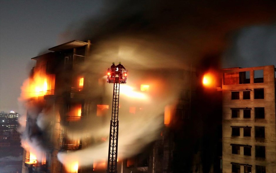 Φωτιά σε κτίριο στο Μπανγκλαντές. Οι πυροσβέστες προσπαθούν να περιορίσουν πυρκαγιά που ξέσπασε σε πολυώροφο κτίριο στο Μπανγκλαντές 