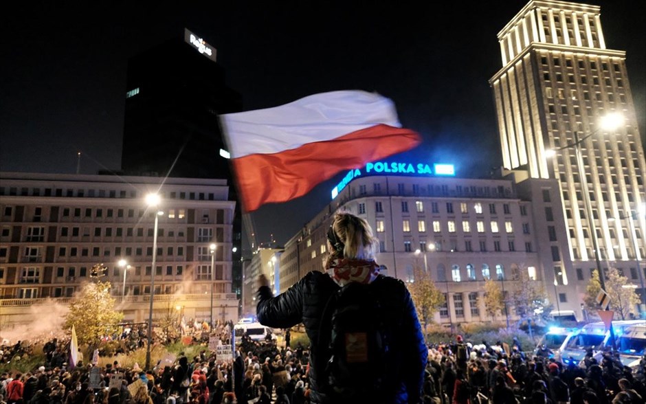 Στον δρόμο ξανά οι γυναίκες στην Πολωνία. Αρκετές χιλιάδες άνθρωποι βγήκαν στους δρόμους της Βαρσοβίας κατά της προσπάθειας της κυβέρνησης της Πολωνίας να αυστηροποιήσει περαιτέρω τη νομοθεσία για τις αμβλώσεις&nbsp;