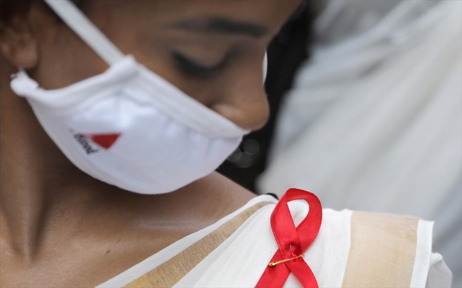 Παγκόσμια Ημέρα κατά του AIDS. Μία εθελόντρια φοράει την χαρακτηριστική διπλωμένη κόκκινη κορδέλα σε εκστρατεία την ενημέρωση και την εξάλειψη του AIDS στην Καλκούτα της Ινδίας. Η 1η Δεκεμβρίου είναι η Παγκόσμια Ημέρα κατά του HIV/AIDS.
