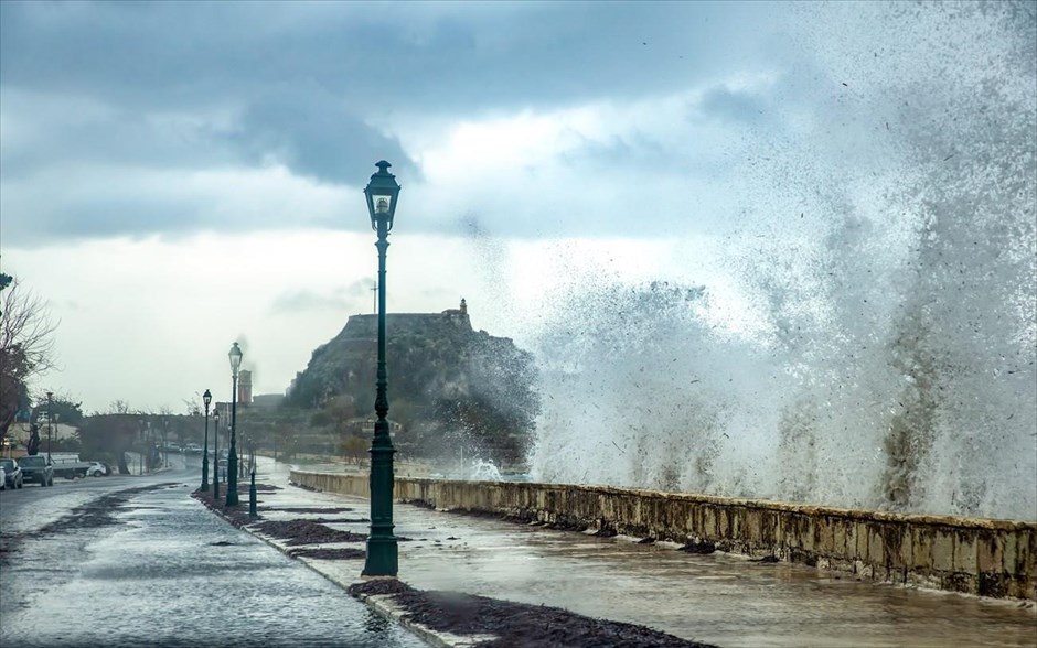 Κακοκαιρία στην Κέρκυρα. Κύματα λόγω κακοκαιρίας στην Κέρκυρα, Ελλάδα