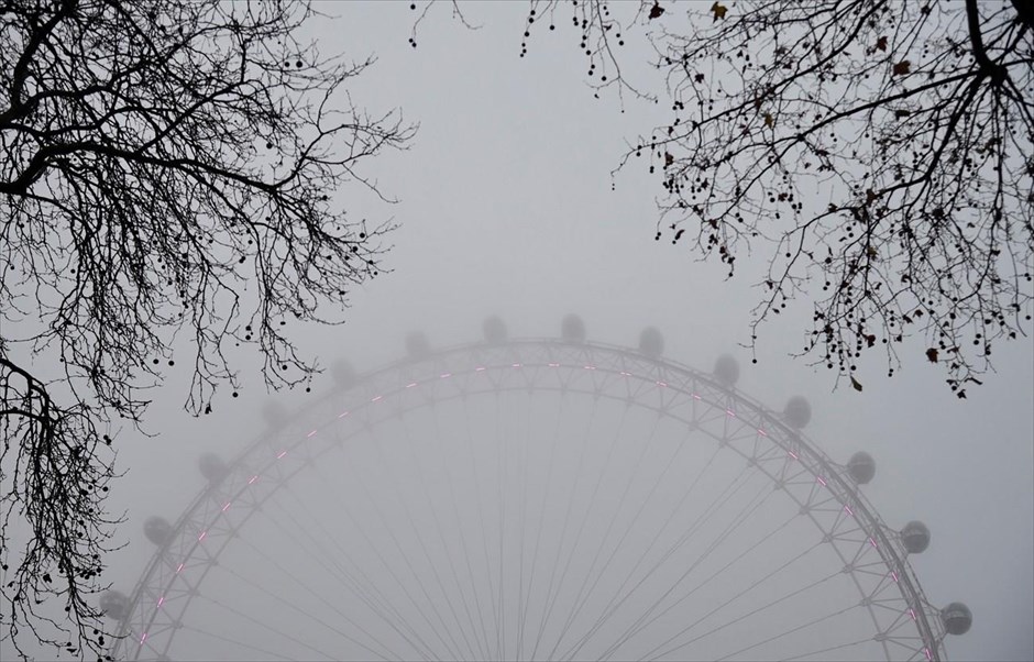 Το «Μάτι» στην ομίχλη. Το London Eye, το Μάτι του Λονδίνου, διακρίνεται στο σημερινό, ομιχλώδες πρωινό της πόλης.
