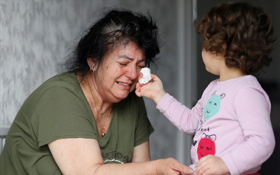 POY 2020. Η Ayse Mehmet, της οποίας η κόρη Sonya Kaygan πέθανε απο επιπλοκές του κορωνοϊού, κλαίει ενώ η μόλις τριών χρονών εγγονή της, που επίσης ονομάζεται Ayse, σκουπίζει τα δάκρυα της έξω από το σπίτι τους στο Ένφιλντ της Μεγάλης Βρετανίας&nbsp;