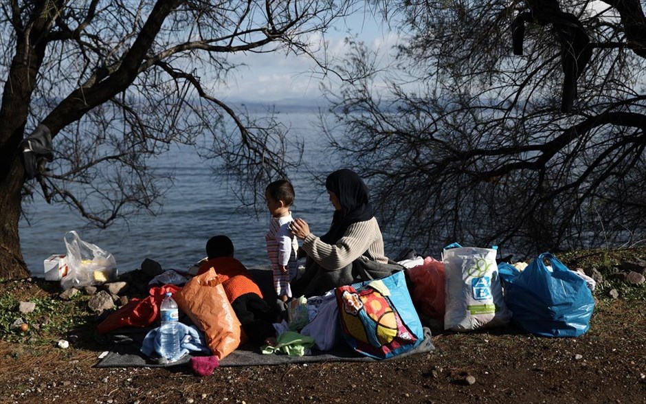 POY 2020. Μετανάστες από τα παράλια της Τουρκίας, πέρασαν το πρώτο τους βράδυ στην Λέσβο έξω από ένα εκκλησάκι