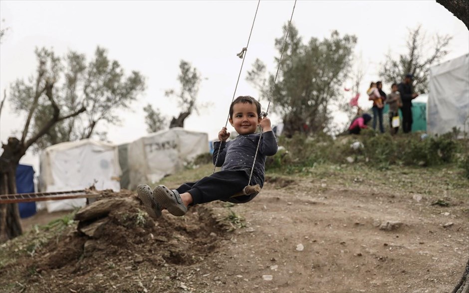 POY 2020. Ένα κοριτσάκι κάνει κούνια στον προσφυγικό καταυλισμό της Μόριας 