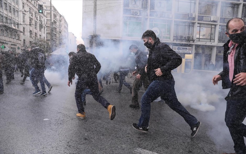 POY 2020. Ένταση μεταξυ διαδηλωτών και αστυνομίας κατα τη διάρκεια της πορείας για την 47η Επέτειο της εξέγερσης του Πολυτεχνείου, στην Αθήνα