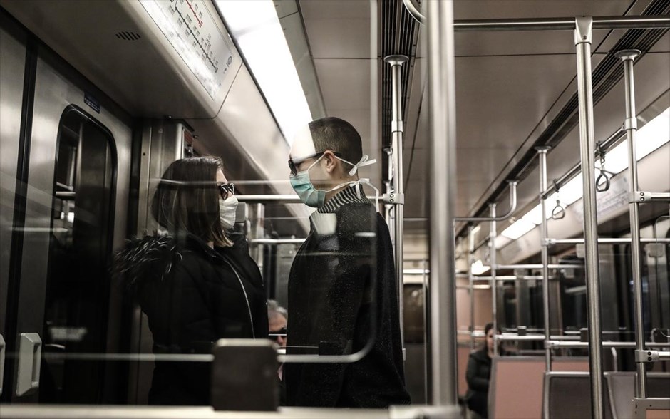 POY 2020. Επιβάτες φορούν μάσκα, για να προστατευθούν από τον κορωνοϊό, στο μετρό της Αθήνας