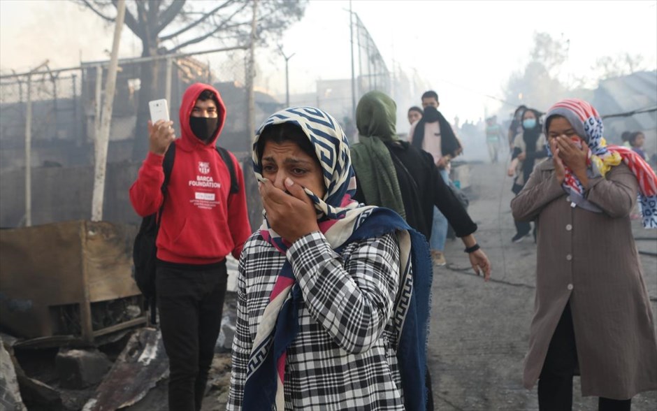 POY 2020. Πρόσφυγες και μετανάστες κουβαλάνε τα υπάρχοντά τους καθώς εγκαταλείπουν τον, κατεστραμένο από την φωτιά, προσφυγικό καταυλισμό της Μόριας