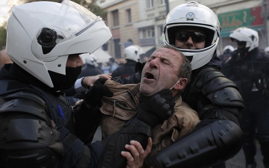 POY 2020. Αστυνομικοί προχωρούν σε βίαιες προσαγωγές κατα τη διάρκεια της πορείας για την 47η Επέτειο της εξέγερσης του Πολυτεχνείου, στην Αθήνα