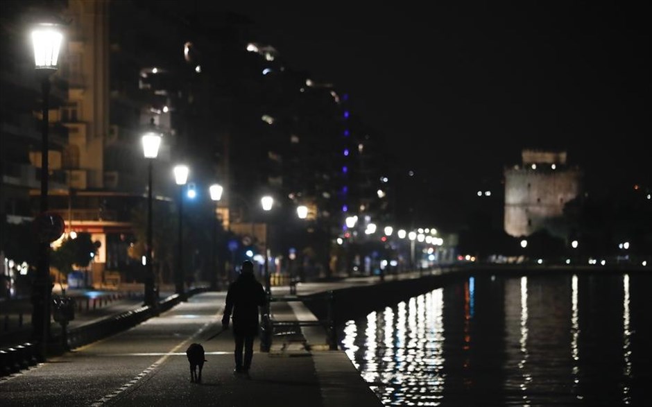 POY 2020. Βόλτα με σκύλο στην έρημη Θεσσαλονίκη καθώς η κατακόρυφη αύξηση κρουσμάτων στην πόλη οδήγησε σε απαγόρευση κυκλοφορίας μετά τις 21.00 το βράδυ