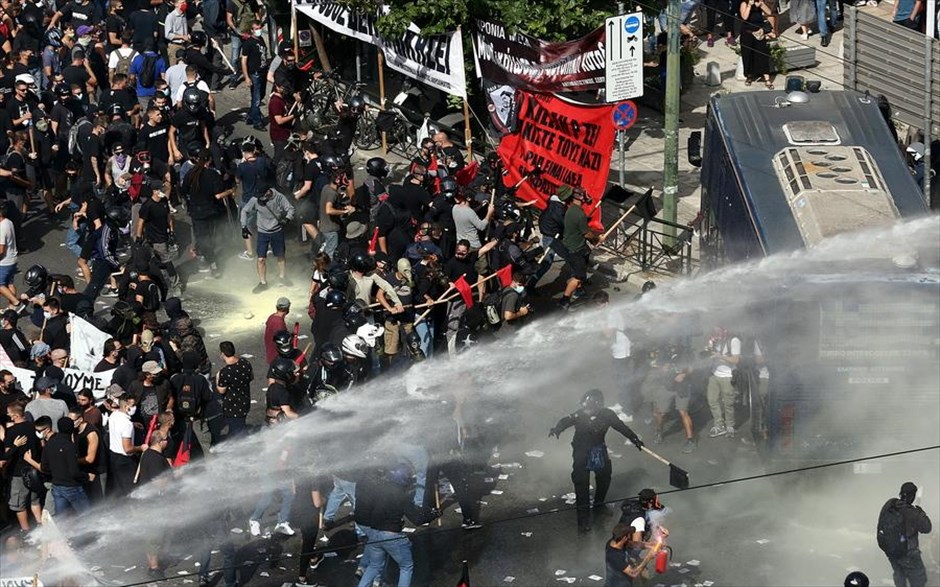 POY 2020. Συγκρούσεις μεταξύ αστυνομικών και διαδηλωτών αμέσως μετά την ανακοίνωση της απόφασης του δικαστηρίου στην δίκη της Χρυσής Αυγής