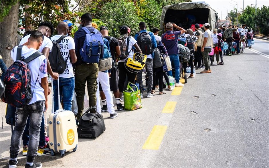 POY 2020. Περί τους 850 πρόσφυγες και άλλοι αλλοδαποί έχοντες δικαίωμα μετακίνησης, αναχωρούν από τη Λέσβο για το λιμάνι του Λαυρίου και από εκεί για δομές στην ενδοχώρα με προοπτική να μεταφερθούν σε ευρωπαϊκές χώρες μέσω συμφωνιών της Ελλάδας με αυτές