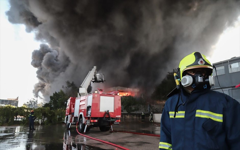 POY 2020. Πυρκαγιά σε εργοστάσιο πλαστικών στη Μεταμόρφωση Αττικής, στον παράδρομο της εθνικής οδού Αθηνών- Λαμίας