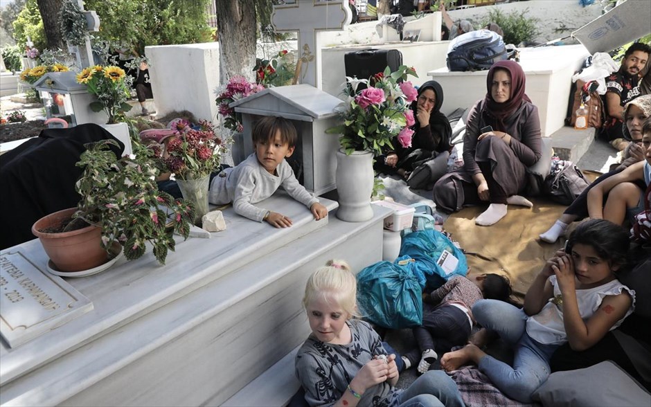 POY 2020. Μετανάστες και πρόσφυγες βρήκαν καταφύγιο μέσα στο νεκροταφείο του χωριού Παναγιούδα βόρεια της Μυτιλήνης