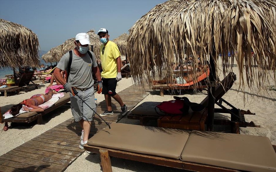 POY 2020. Υπάλληλοι απολυμαίνουν τις ξαπλώστρες σε οργανωμένη παραλία της Αθήνας