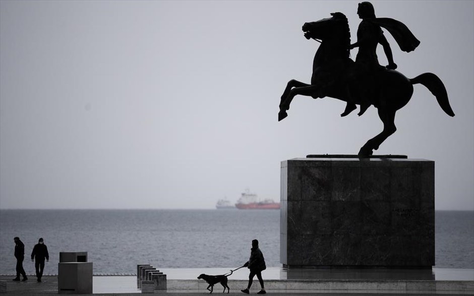 POY 2020. Μια γυναίκα βγάζει βόλτα τον σκύλο της στην Θεσσαλονίκη