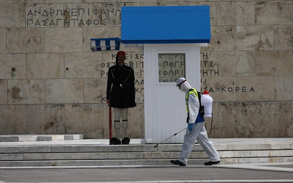 POY 2020. Απολύμανση μπροστά από το μνημείο του Άγνωστου Στρατιώτη