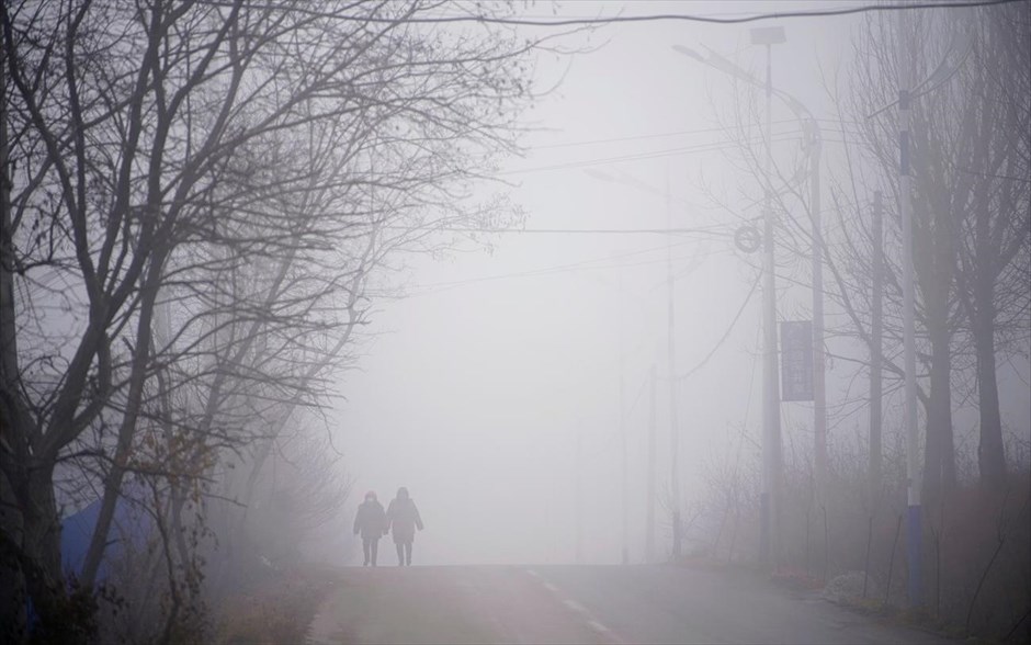 Διάσωση σε χρυσορυχείο. Οι εργαζόμενοι διάσωσης περπατούν σε έναν δρόμο που οδηγεί στο ορυχείο χρυσού Hushan όπου οι εργαζόμενοι παγιδεύονται υπόγεια μετά από μια έκρηξη, στην Κίνα