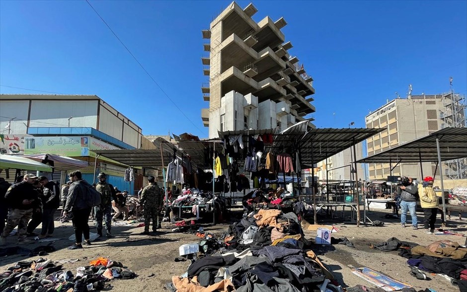 Ψάχνοντας τα θύματα. Τόπος επίθεσης αυτοκτονίας σε μια κεντρική αγορά στη Βαγδάτη, Ιράκ