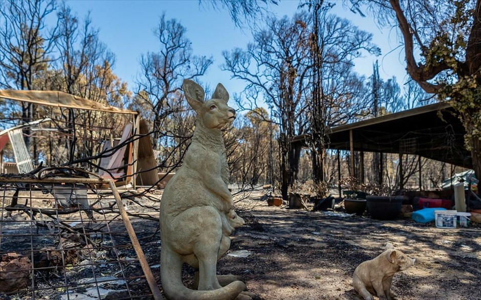 Άγαλμα καγκουρό. Ένα άγαλμα ενός καγκουρό φαίνεται έξω από ένα σπίτι που καταστράφηκε από πυρκαγιά στο&nbsp;Περθ, Αυστραλία