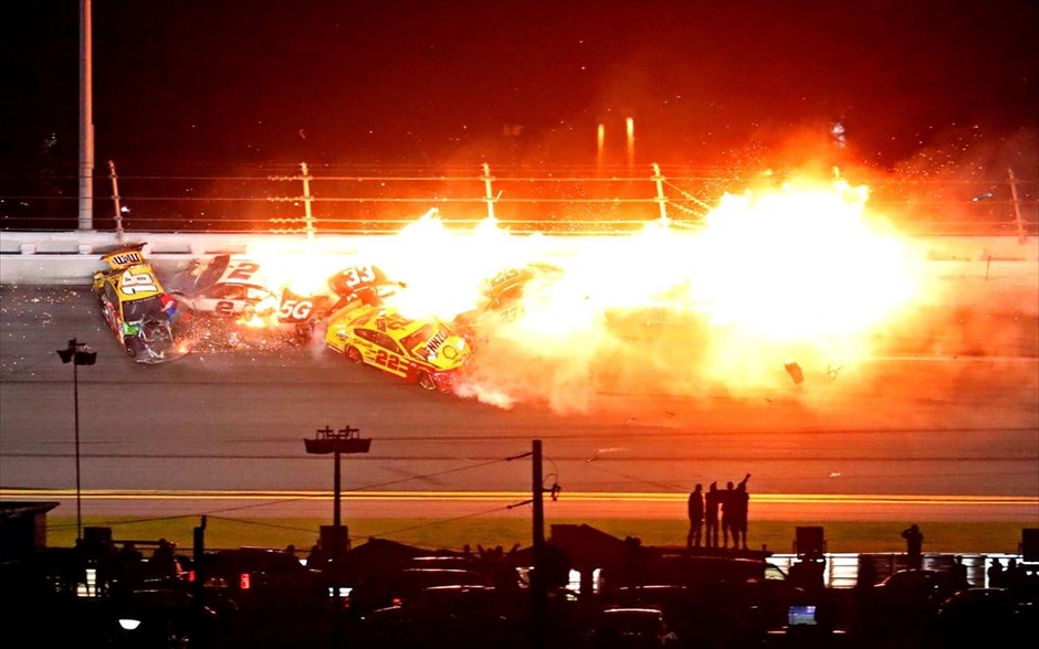 Σύγκρουση σε αγώνες NASCAR. Σύκρουση αγωνιστικών αυτοκινήτων κατα την διάρκεια αγώνα&nbsp;NASCAR, ΗΠΑ