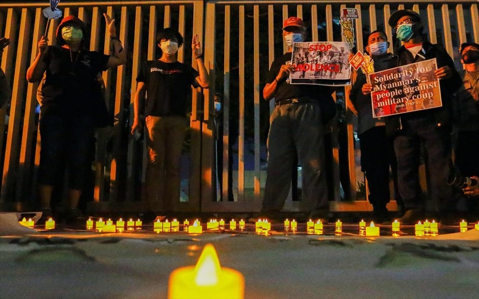 Η διαμαρτυρία συνεχίζεται. Άνθρωποι φέρουν πλακάτ κατά τη διάρκεια διαμαρτυρίας ενάντια στο στρατιωτικό πραξικόπημα στη Μιανμάρ, έξω από το γραφείο του ASEAN, Ινδονησία