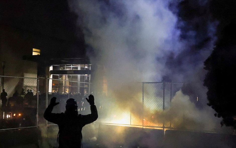 Ένταση στη Μινεσότα . Ένταση και χημικά σε συγκέντρωση διαμαρτυρίας στη Μινεσότα μετά το θάνατο 20 χρονου αφροαμερικανού από τα πυρά της αστυνομίας