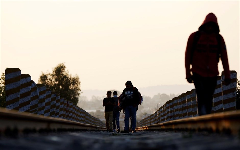 Επικίνδυνα μονοπάτια. Οι μετανάστες της Κεντρικής Αμερικής περπατούν στις ράγες&nbsp;του τρένου καθώς κάνουν το επικίνδυνο ταξίδι βόρεια προς τις Ηνωμένες Πολιτείες