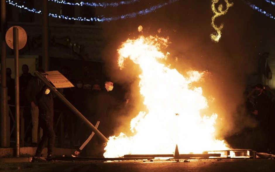 Νυχτερινές συγκρούσεις στην Ιερουσαλήμ. Συγκρούσεις ξέσπασαν χθες το βράδυ στην Ιερουσαλήμ μεταξύ της ισραηλινής αστυνομίας και Παλαιστίνιων διαδηλωτών, στη διάρκεια των οποίων τραυματίστηκαν περισσότεροι από 100 άνθρωποι, σύμφωνα με ιατρικές και αστυνομικές πηγές