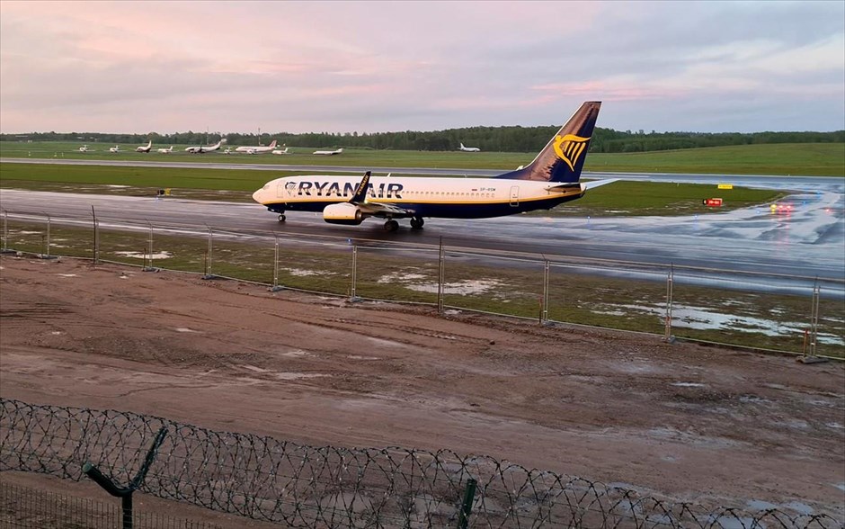 Λευκορωσία-Ryanair-Αεροπειρατεία. Αεροπλάνο της Ryanair προσγειώνεται στη&nbsp;Λευκορωσία. Η κυβέρνηση της χώρας ισχυρίζεται ότι το αεροσκάφος προσγειώθηκε στο Μινσκ έπειτα από απειλή για τοποθέτηση βόμβας, ενώ η ΕΕ και οι ΗΠΑ την κατηγορούν ότι έστειλε μαχητικό αεροσκάφος να αναχαιτίσει το Boeing 737 της Ryanair προκειμένου να το αναγκάσει σε προσγείωση και να συλλάβει τον αντιφρονούντα Ρομάν Προτάσεβιτς.