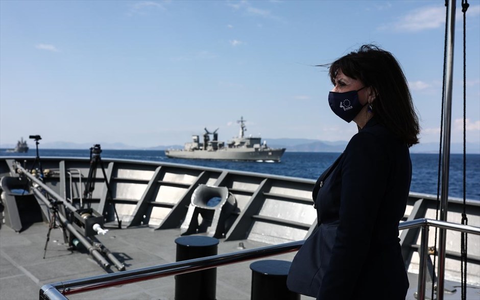 Επιθεώρηση του στόλου από την Κατερίνα Σακελλαροπούλου. Επιθεώρηση του στόλου στον Σαρωνικό κόλπο από την Πρόεδρο της Δημοκρατίας Κατερίνα Σακελλαροπούλου
