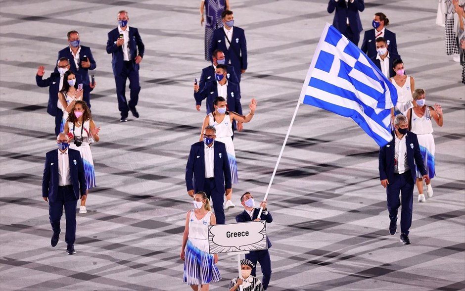 Η είσοδος της Ελλάδας στην τελετή έναρξης. Πρώτη στη σκηνή του Εθνικού σταδίου του Τόκιο, μπήκε, όπως συμβαίνει πάντοτε,&nbsp;η Ελλάδα, με σημαιοφόρους τους Ολυμπιονίκες Άννα Κορακάκη και Λευτέρη Πετρούνια