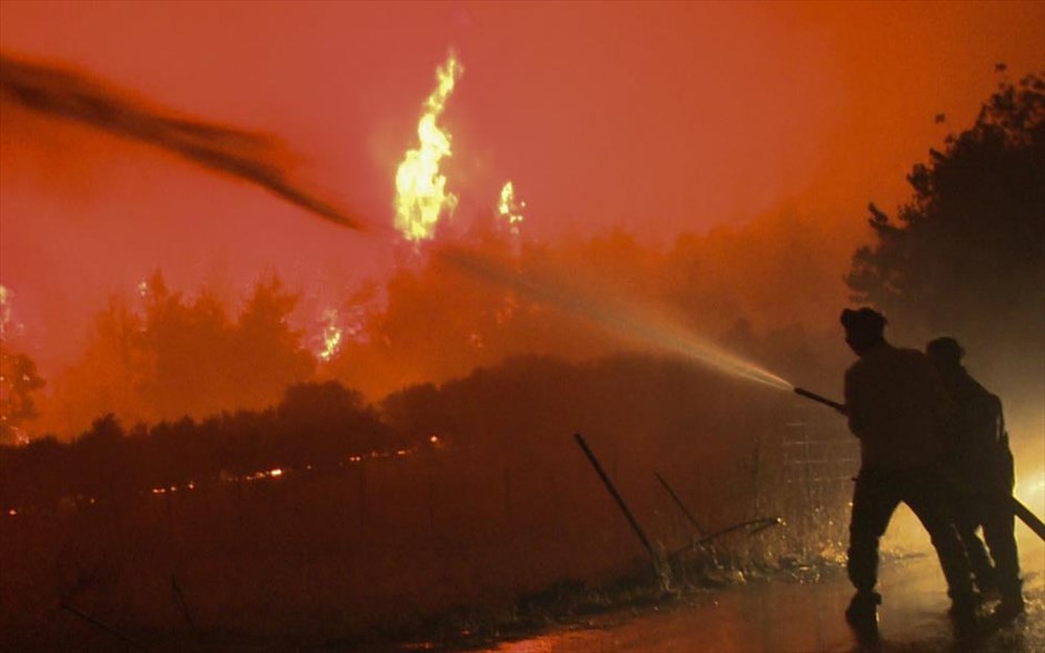 Πυρκαγιά- Λίμνη Ευβοίας. Επίγεια μέσα επιχειρούν στην κατάσβεση της πυρκαγιάς στη Λίμνη Ευβοίας.