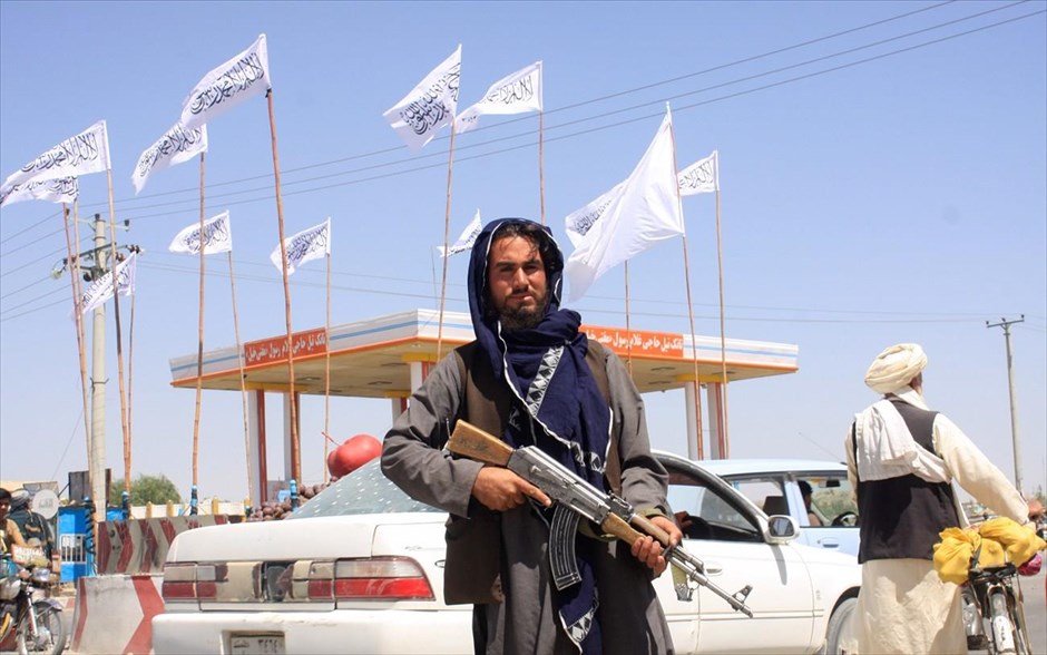 ΑΦΓΑΝΙΣΤΑΝ-ΤΑΛΙΜΠΑΝ-Taliban fighter looks on as he stands at the city of Ghazni. 