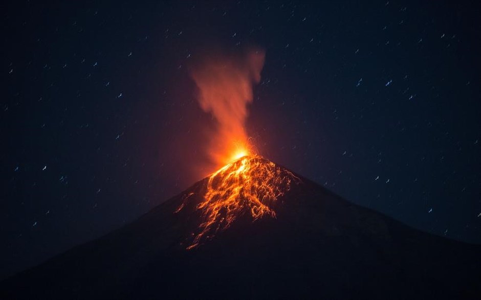 POY 2021. Άποψη της έκρηξης του Volcan de Fuego όπως φαίνεται από το Alotenango στην&nbsp;Γουατεμάλα.