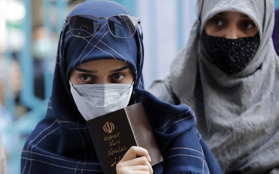 POY 2021. Κόσμος περιμένει στην ουρά για να ψηφίσει στις προεδρικές εκλογές στην Τεχεράνη. Οι Ιρανοί κατευθύνονται στις κάλπες για να εκλέξουν νέο πρόεδρο μετά από οκτώ χρόνια με αρχηγό κράτους τον Χασάν Ροχανί.