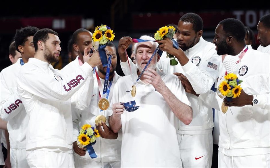 POY 2021. Ο Kevin Durant απονέμει το χρυσό μετάλλιο στον προπονητή του Gregg Popovich&nbsp;στη Σαϊτάμα της Ιαπωνίας.