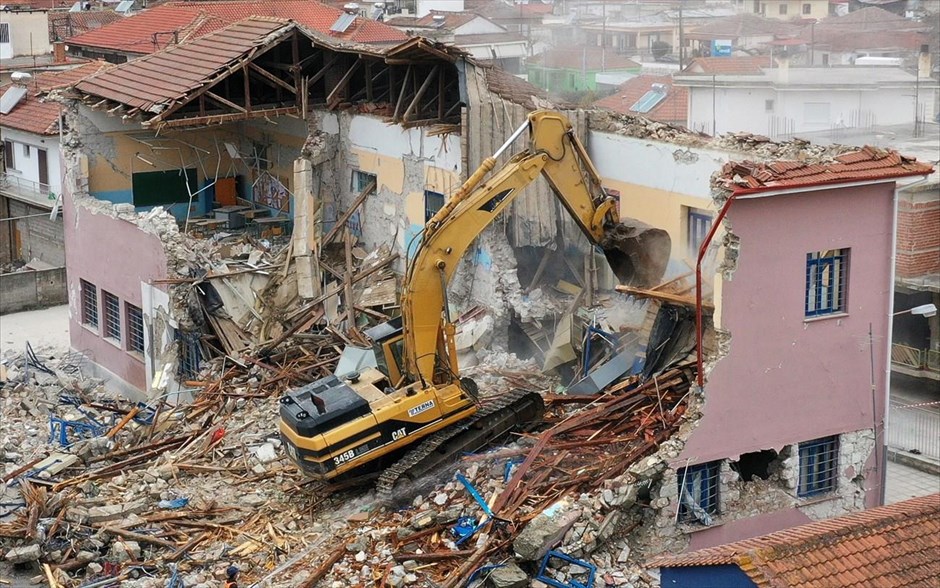 POY 2021. Κατεδάφιση του σχολείου στο Δαμάσι Λάρισας που έχει υποστεί μεγάλες ζημιές από τον πρόσφατο σεισμό των 6,3 ρίχτερ.