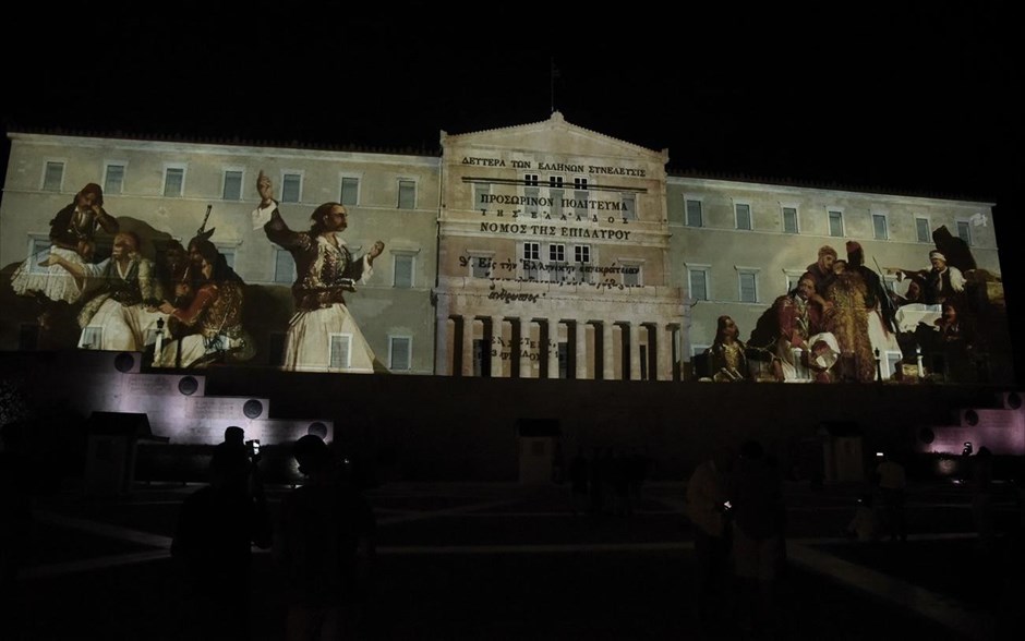 POY 2021. Προβολή στο κτίριο της Βουλής, με την τεχνική projection mapping, εικόνων από την ελληνική επανάσταση.
