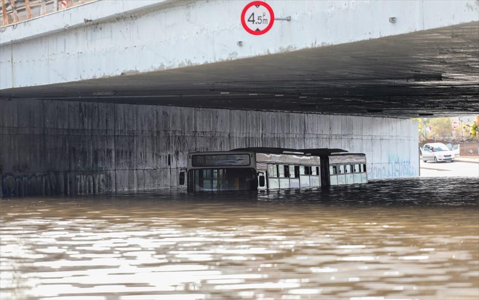 POY 2021. Ακινητοποιημένο λεωφορείο του ΟΑΣΑ μετά τις πλημμύρες που προκάλεσε η ισχυρή βροχόπτωση.