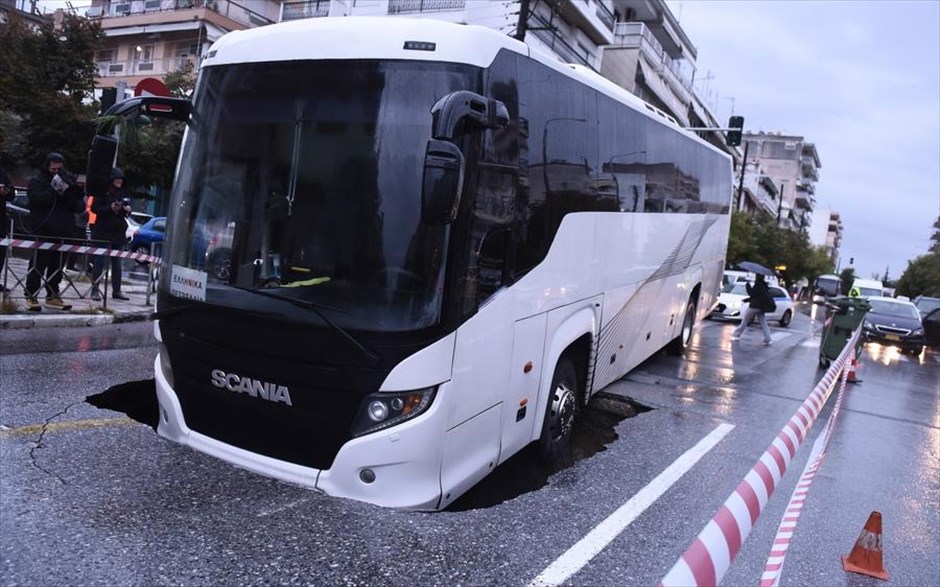POY 2021. Λεωφορείο έπεσε σε τρύπα 5 μέτρων στην Θεσσαλονίκη.