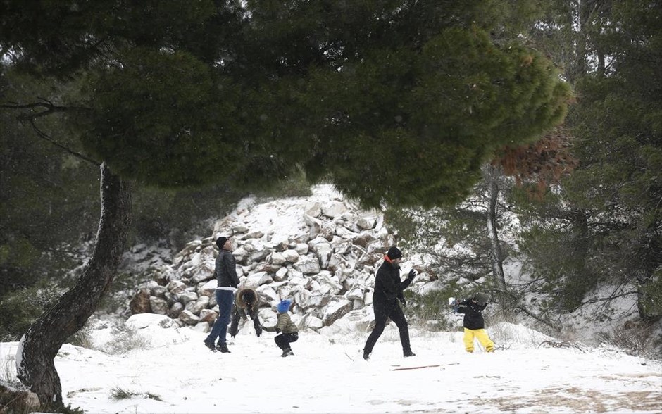 Κακοκαιρία Ελπίς -  παιχνίδι στο χιόνι. Κόσμος απολαμβάνει το χιόνι στην Πεντέλη  